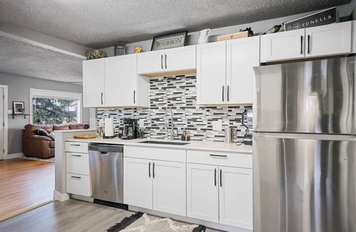 West Colorado Springs House | The Autumn House · 3BR· Hot Tub·Yard·Pet Friendly·10 Mins to Garden of the Gods!