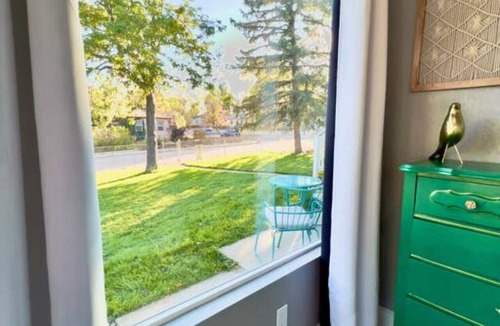 West Colorado Springs House | The Autumn House · 3BR· Hot Tub·Yard·Pet Friendly·10 Mins to Garden of the Gods!
