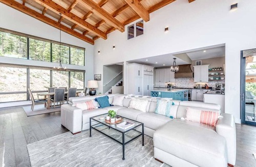 Bailey House | The Bailey Lodge Private Hot Tub Patio+Views