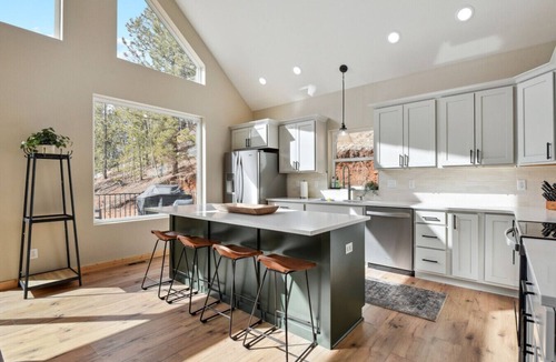 Rainbow Valley Apartment | The Bear`s Den- Family Friendly
