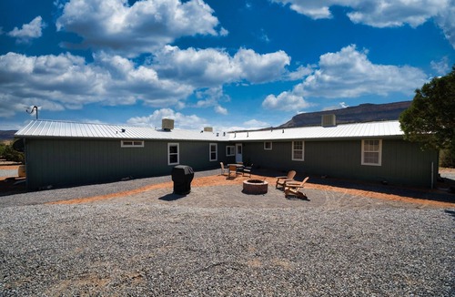Palisade House | "The Bluff House-Privacy with spectacular views"