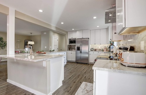 Allendale Area House | The Bubbly Bungalow | Photo Booth + Champagne Glass Wall