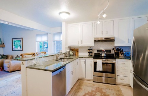 Glenwood Grove - North Iris House | The Buddha House - Luxurious North Boulder Retreat