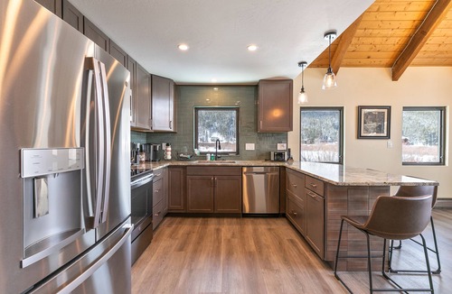 Blue River House | The Fishermen’s Place: Mountain Views + Dog Friendly