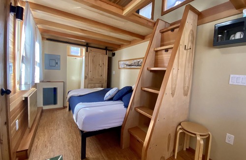 Lyons Resort | The Golden Aspen – Tiny Retreat on the River, Minutes from Rocky Mountain Park