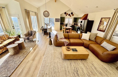Morrison House | The Good Life Mountain Home - Red Rocks w/spa