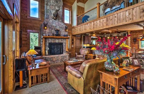 Michigan Hill House | The Greisen Highlands Lodge Home with Amazing Views & Hot Tub