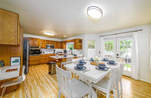 Cedaredge House | The Hidden Gem House- 3 Bedroom house with hot tub