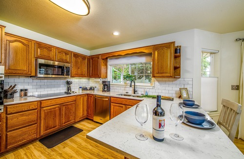 Cedaredge House | The Hidden Gem House- 3 Bedroom house with hot tub