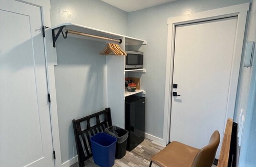 Palisade Hotel | The Homestead- 6 Bedroom/Bathroom Motel- Pet Friendly- Entire Property