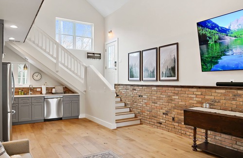 Castle Rock Cottage | The Kroll House Loft - Location, Comfort, and Fun!