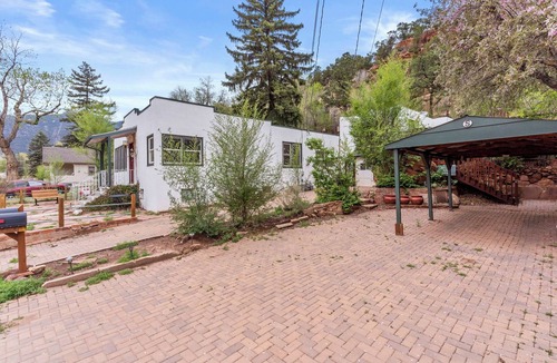 Manitou Springs Historic District Apartment | The London Escape: Manitou's Unforgettable Getaway