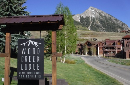 Crested Butte Condo | The LOVE SHACK ♥ Highly rated ♥ - Walk to LIFTS, Hot Tub, the Bus Stops Here!