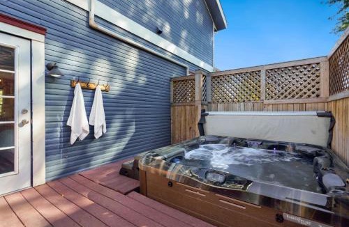 Old Town West House | The Magnolia House in Old Town - Private Hot Tub