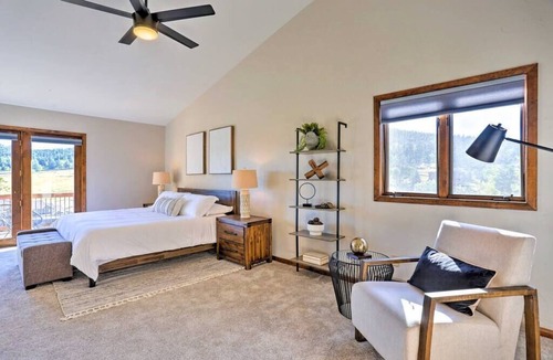 Hangen Ranch And M and B House | The Mountain Retreat at Evergreen | King bed