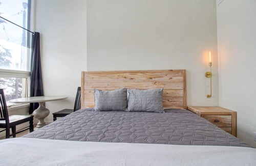 Leadville Apartment | The Old Tale Inn - King room w/ Hot Tub