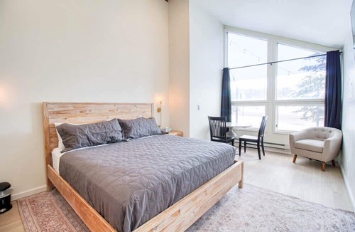 Leadville Apartment | The Old Tale Inn - King room w/ Hot Tub