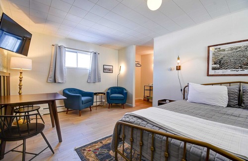 Leadville Apartment | The Old Tale Inn - King room w/ Hot Tub