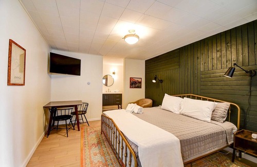Leadville Apartment | The Old Tale Inn - King room w/ Hot Tub