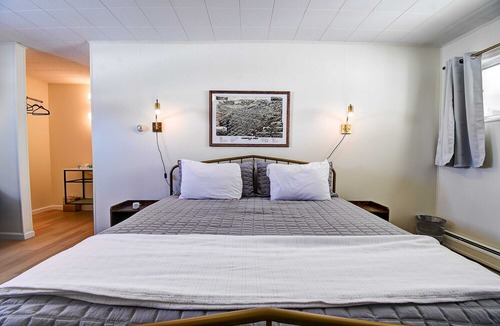 Leadville Apartment | The Old Tale Inn - King room w/ Hot Tub