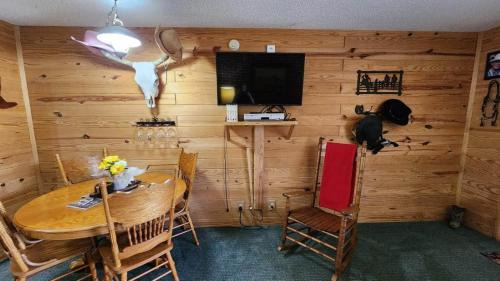 River Ranch Apartment | The Old West Rustic Cabin at River Ranch Resort! 103