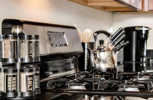 Manitou Springs Historic District House | The Owl's Nest @ Manitou: Mtn Views on Main Street