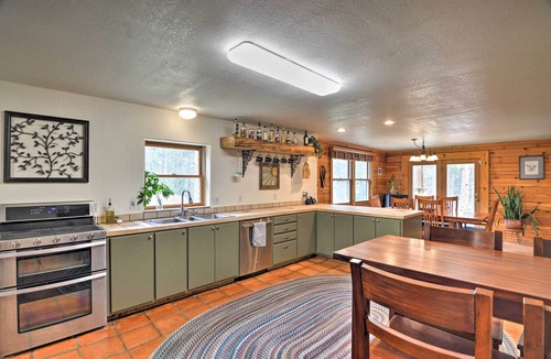 Lyons Cabin | The ‘Pinecone Palace’ w/Hiking Trail Access!