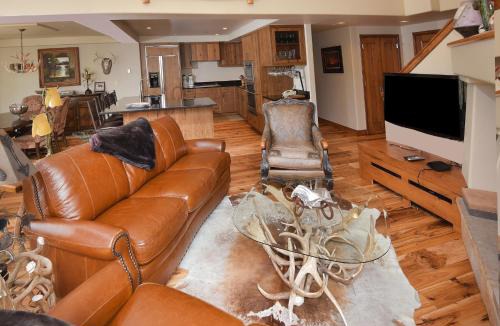 Beaver Creek Apartment | The Pines 401
