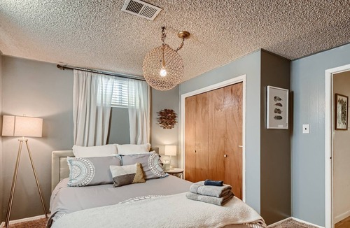 Twin Lakes Apartment | The Snug | Pool Table & Queen Bed | Great Location