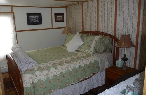 Twin Lakes Hotel | The Twin Lakes Inn