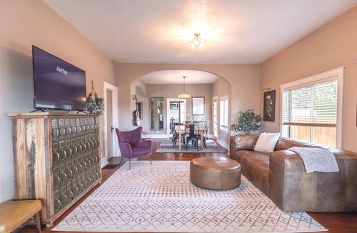 Paonia House | The White House on Niagara - Only 1 block from downtown with an orchard view!