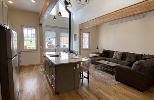 Silverton Apartment | The White House- Suite B Upstairs