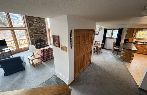 Crested Butte House | This cozy budget & pet friendly house is located right near the ski base area