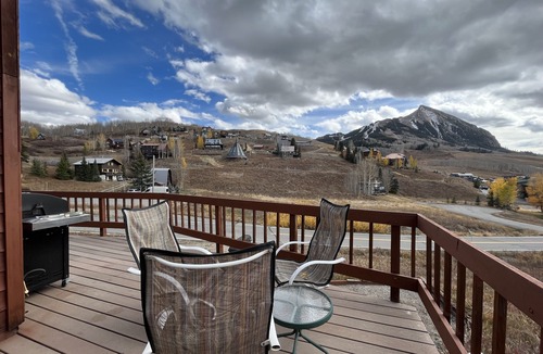 Crested Butte House | This cozy budget & pet friendly house is located right near the ski base area
