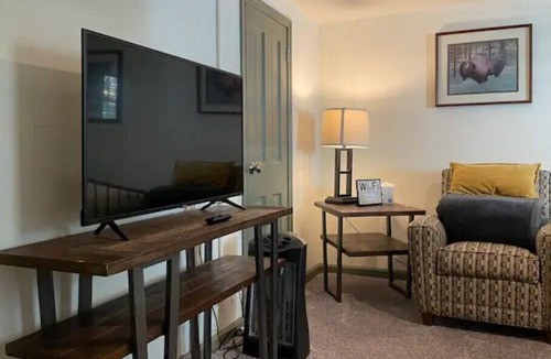 Lakewood Apartment | This guest suite is a 1 bedroom(s), 1 bathrooms, located in Lakewood, CO.