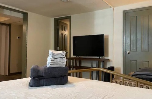 Lakewood Apartment | This guest suite is a 1 bedroom(s), 1 bathrooms, located in Lakewood, CO.