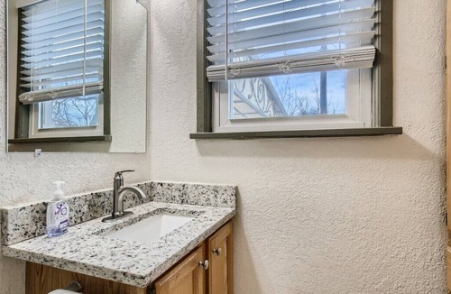 Lakewood House | This house is a 3 bedroom(s), 2 bathrooms, located in Lakewood, CO.