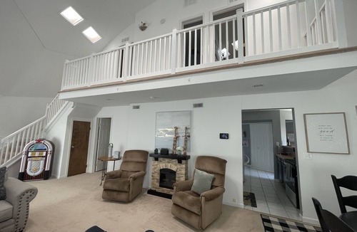 Parkland House | THUNDERDOME (awesome Dome House) Unique home with Beautiful views/Comfy and Cozy