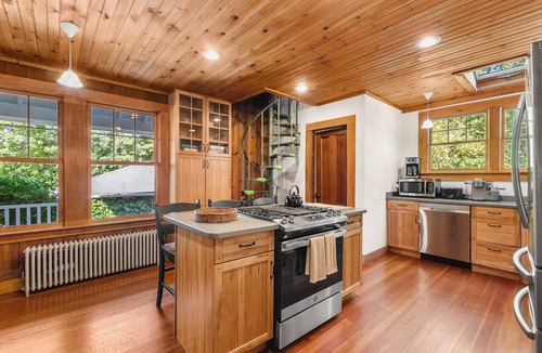 Gloucester House | Tidebend: River views and gracious comfort