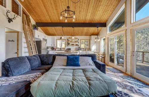 Rainbow Valley Cabin | Timber Peak Cabin! Hot Tub,BBQ & Scenic Views!