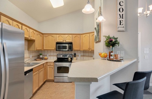 Side Hill Apartment | Timberline Retreat – King Bed, Fireplace & Pool!