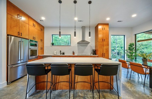 Hochatown Cabin | Timberstone: Modern—A+ Gameroom, Backyard & Location—75" TV