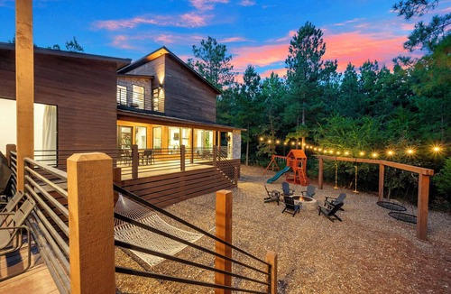 Hochatown Cabin | Timberstone: Modern—A+ Gameroom, Backyard & Location—75" TV