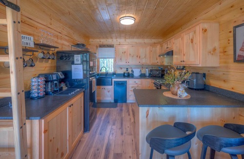 Murphy Cabin | Tiny cabin - Big Amenities - King Bed - Secure Dog Yard