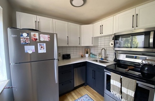 Highland Apartment | Tiny Den in the Highlands, walk to everything!
