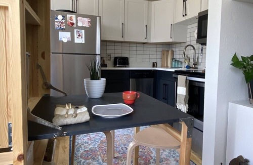 Highland Apartment | Tiny Den in the Highlands, walk to everything!