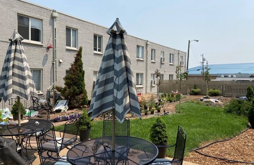 Highland Apartment | Tiny Den in the Highlands, walk to everything!