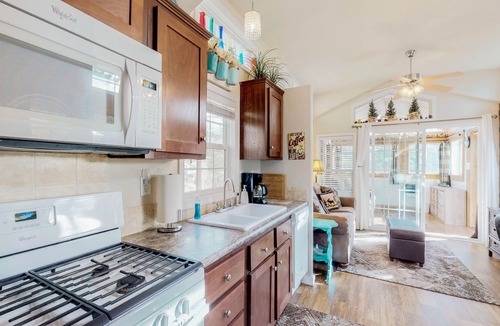 Woodland Park Cottage | Tiny home cottage w/mountain view, kitchen & firepit - dogs OK