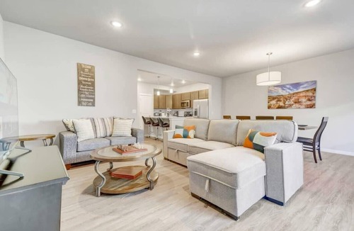 Stetson Hills House | Top Flight! Modern AC Fast WiFi Patio Garage