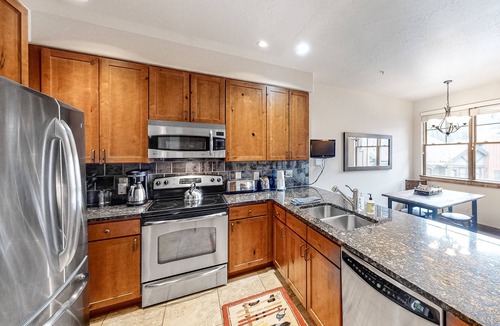 Copper Mountain Village Condo | Top-floor condo with balcony, mountain views & hot tubs - walk to lifts